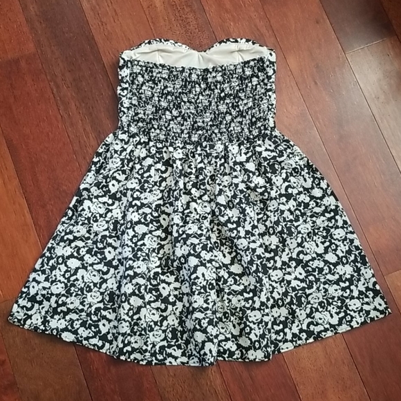 Diosa | Strapless Flared Dress - Picture 2 of 6